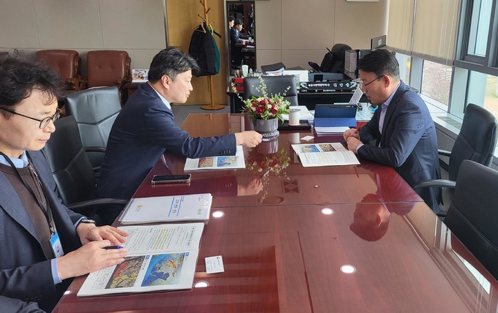 [무안=뉴시스] 박창환 전남도정무부지사(왼쪽)가 24일 농림축산식품부를 방문해 김인중 차관에게 내년 현안 사업 국비 지원을 요청하고 있다. (사진=전남도 제공) 2023.03.25. phioto@newsis.com *재판매 및 DB 금지