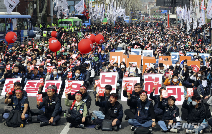 [서울=뉴시스] 최진석 기자 = 25일 서울 종로구 대학로에서 열린 민주노총 공공운수노조 3.25 결의대회에서 참석자들이 정권 규탄 메시지가 적힌 피켓을 들고 있다. 2023.03.25. myjs@newsis.com