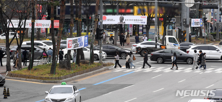 [광주=뉴시스] 광주 서구 광천동 광천교차로 내 횡단보도 주변에 각 정당 명의의 현수막이 걸려 있다. 2023.3.25. wisdom21@newsis.com