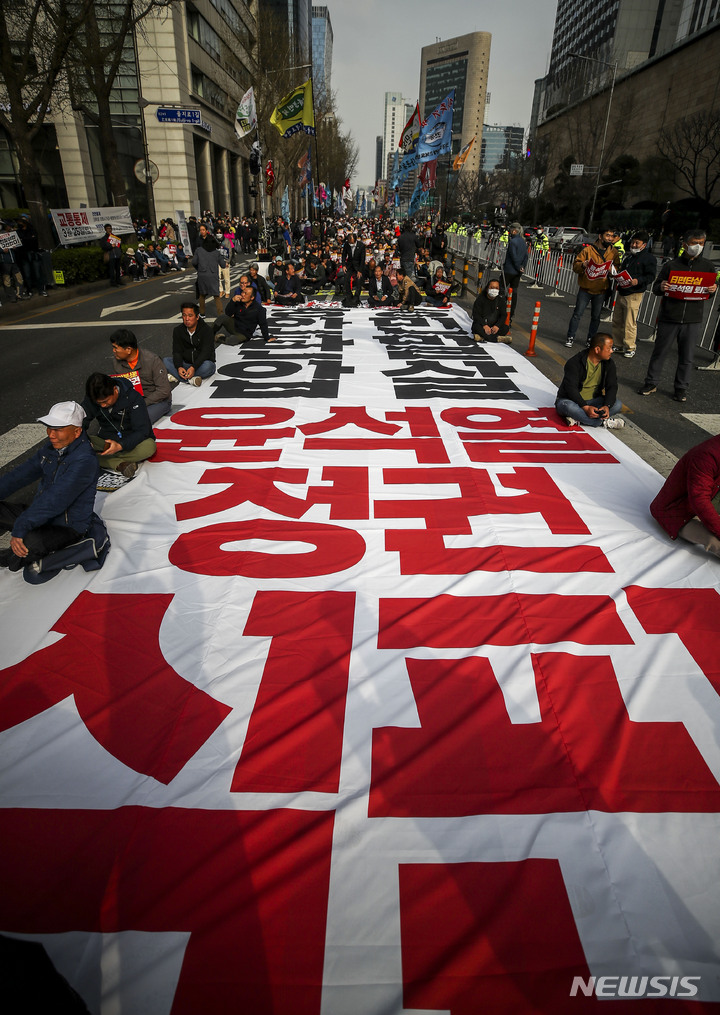 [서울=뉴시스] 정병혁 기자 = 25일 오후 서울 중구 서울시청 인근에서 열린 윤석열 정권 심판 3.25 행동의 날 집회 참가자들이 구호를 외치고 있다. 2023.03.25. jhope@newsis.com
