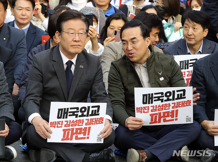 [서울=뉴시스] 최진석 기자 = 더불어민주당 이재명 대표가 25일 오후 서울 중구 서울광장 인근에서 열린 '대일 굴욕외교 규탄 범국민대회'에 참석해 박홍근 원내대표와 대화를 대화를 나누고 있다. 2023.03.25. myjs@newsis.com