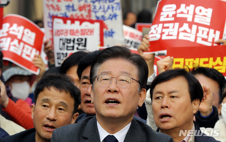 [서울=뉴시스] 최진석 기자 = 이재명 더불어민주당 대표가 25일 오후 서울 중구 서울광장 인근에서 열린 '대일 굴욕외교 규탄 범국민대회'에 참석해 구호를 외치고 있다. 2023.03.25. myjs@newsis.com