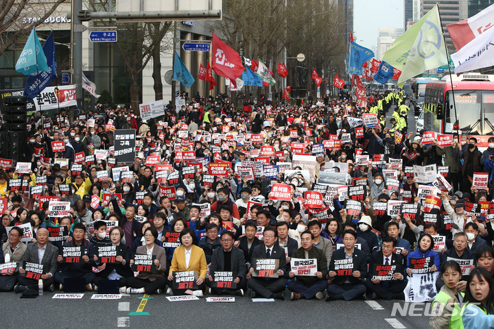 [서울=뉴시스] 최진석 기자 = 이재명 더불어민주당 대표, 이정미 정의당 대표, 윤희숙 진보당 대표, 양경수 민주노총 위원장과 조합원들 시민들이 25일 오후 서울 중구 서울광장 인근에서 열린 '대일 굴욕외교 규탄 범국민대회'에서 구호를 외치고 있다. (공동취재사진) 2023.03.25. photo@newsis.com