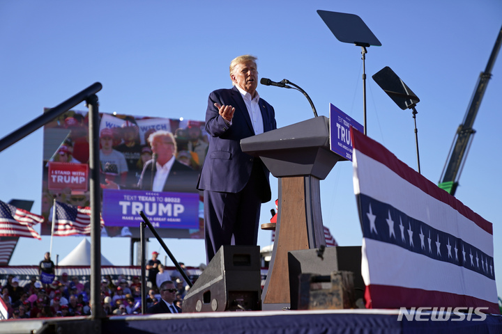 [웨이코( 미 텍사스주)=AP/뉴시스] 도널드 트럼프 전 미국대통령이 3월 25일 텍사스주 웨이코 지방공항에서 2024년 대선 출마연설을 하고 있다. 