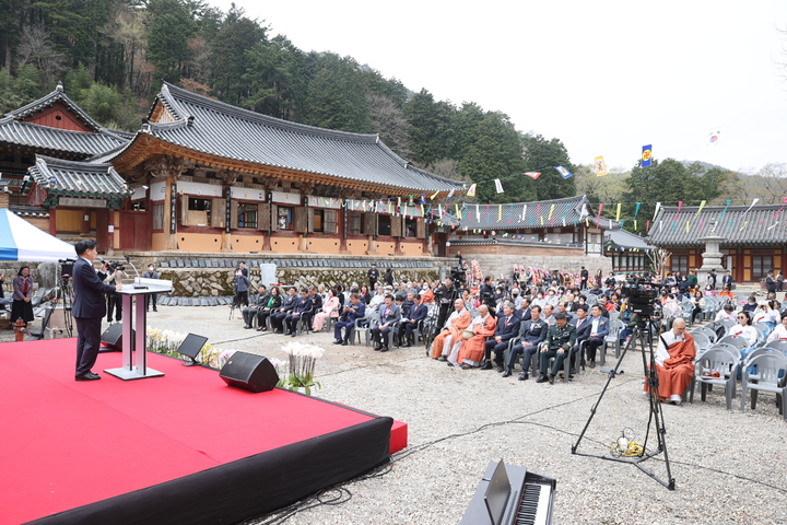 [고성(경남)=뉴시스] 신정철 기자= 경남 고성군은 25일 천년고찰인 옥천사의 자방루가 국가지정문화재 보물로 지정됨을 기념하는 기념행사를 가졌다.(사진=고성군 제공).2023.03.25. photo@newsis.com *재판매 및 DB 금지