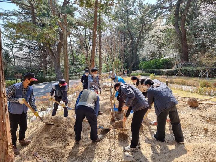 [부산=뉴시스] 지난해 금강공원에서 열린 식목일 나무심기 행사 전경 (사진=부산시설공단 제공) *재판매 및 DB 금지