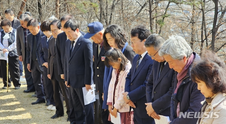 [증평=뉴시스] 강신욱 기자 = 26일 충북 증평군 증평읍 남하2리 웃골산 이찬의 애국지사 묘원에서 봉행된 104주기 추모제에서 참배객들이 묵념하고 있다. 2023.03.26. ksw64@newsis.com