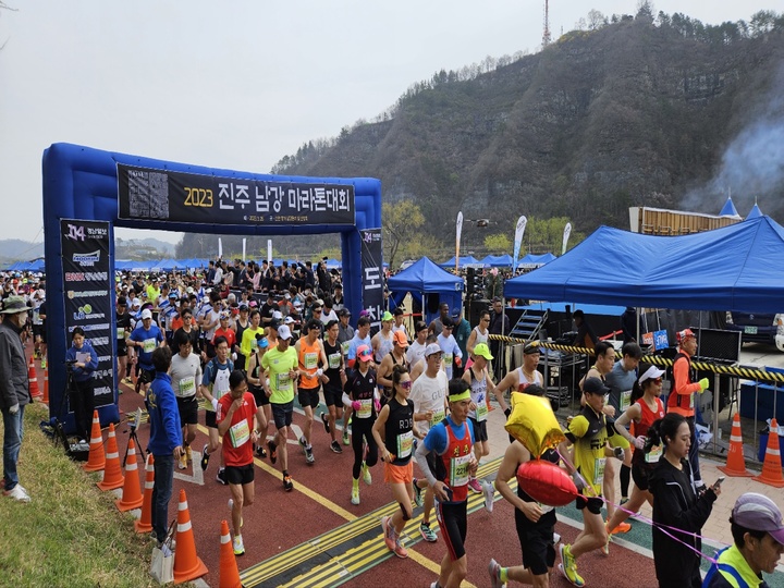 [진주=뉴시스] 2023 진주남강마라톤대회&nbsp; *재판매 및 DB 금지