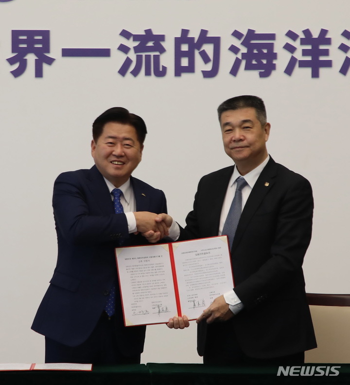 [제주=뉴시스] 오영재 기자 = 오영훈 제주도지사가 26일 오전 중국 산둥성항구그룹유한공사를 방문해 '항로수송 협력을 위한 교류 의향서'를 체결하고 훠고우웬 회장과 악수하고 있다. (사진=제주도 제공) 2023.03.26 photo@newsis.com