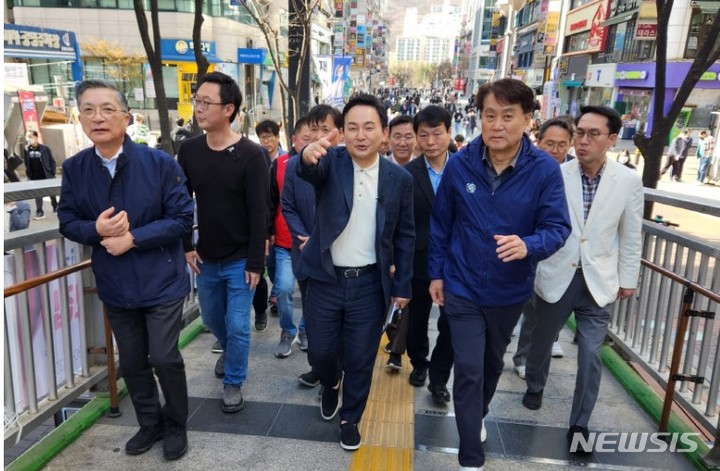 하은호 시장과 현장 방문에 나선 원희룡 장관.