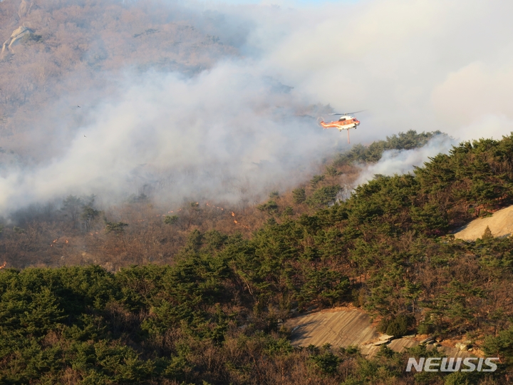 [인천=뉴시스] 김동영 기자 = 26일 오후 인천 강화군 동막리 마니산 인근에서 화재가 발생해 신고를 받은 산림청과 소방당국이 불을 끄고 있다. 2023.03.26. dy0121@newsis.com 