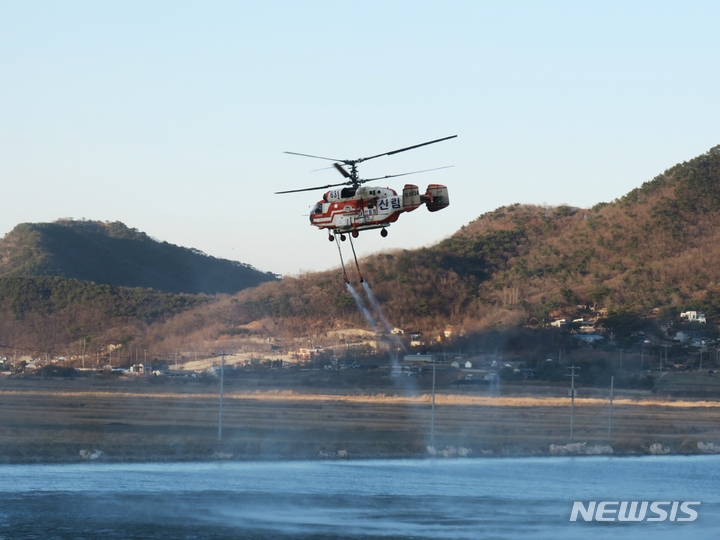 [인천=뉴시스] 김동영 기자 = 26일 오후 인천 강화군 화도면 한 저수지에서 산림청 소속 헬기가 산불 진화를 위해 물을 보충하고 있다. 이날 오후 강화군 동막리 마니산 인근에서 화재 발생했다. 신고를 받고 출동한 소방당국과 산림청은 진화작업을 벌이고 있다. 2023.03.26. dy0121@newsis.com 