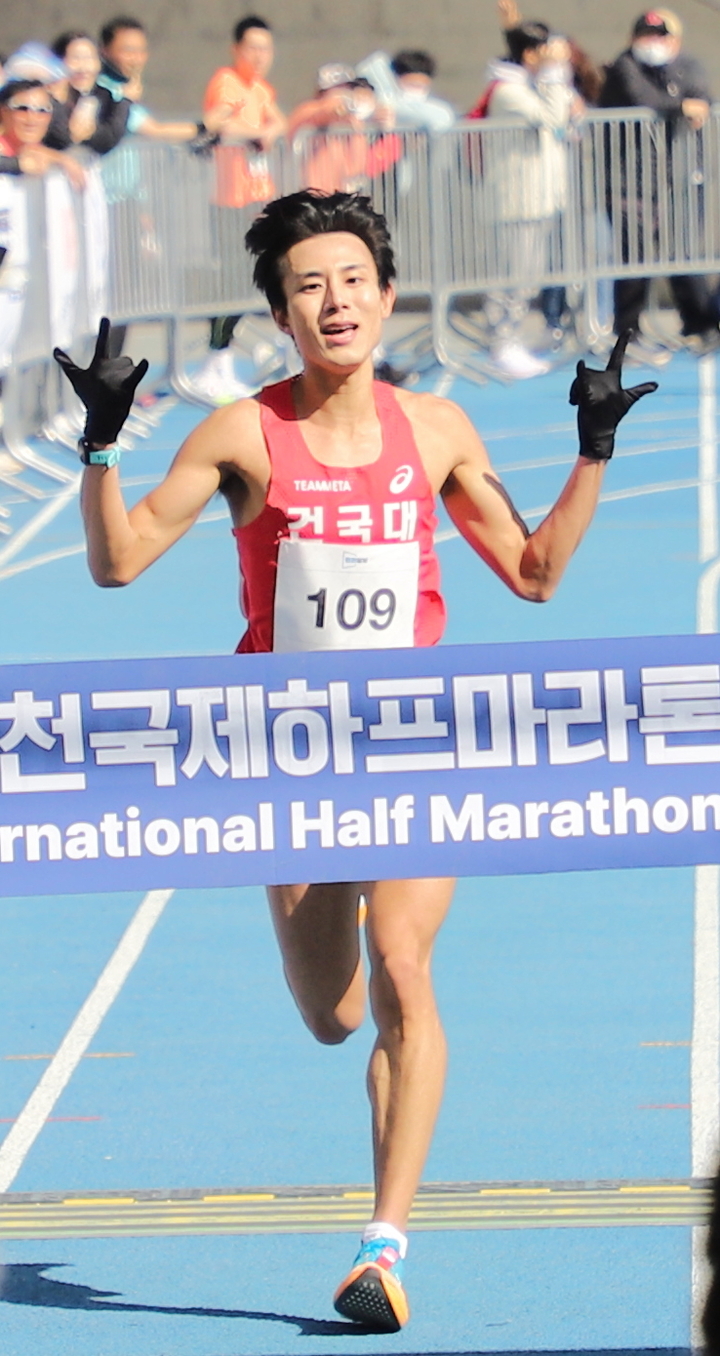 조민혁이 2023 인천국제하프마라톤 결승선을 통과하고 있다. (사진=대한육상연맹 제공) *재판매 및 DB 금지