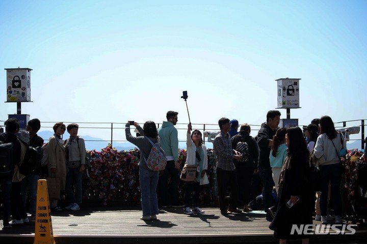 [서울=뉴시스] 김선웅 기자 = 지난 3월26일 서울 중구 남산공원에서 시민들이 나들이를 즐기고 있다. 2023.03.26. mangusta@newsis.com