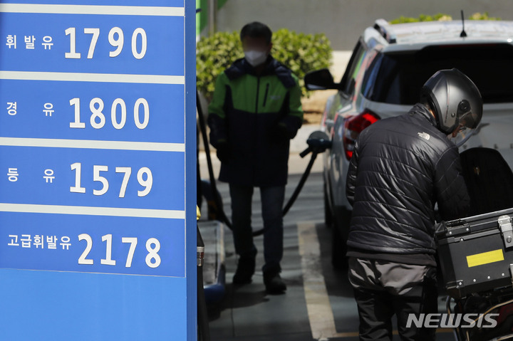 [서울=뉴시스] 최동준 기자 = 이번 주 국내 주유소 휘발유와 경유 판매 가격은 동반 하락했다. 한국석유공사 유가정보시스템 오피넷에 따르면 3월 넷째주 전국 주유소 휘발유 평균 판매가격은 L당 1천596.4원으로 전주보다 0.4원 하락했다. 사진은 26일 서울 시내 주유소 모습.&nbsp; 2023.03.26. photocdj@newsis.com