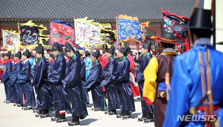 [서울=뉴시스] 김선웅 기자 = 26일 서울 종로구 경복궁 흥례문 일원에서 2023년 전국 수문장 임명의식 특별행사가 진행되고 있다. 2023.03.26. mangusta@newsis.com