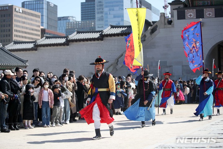 [서울=뉴시스] 김선웅 기자 = 26일 서울 종로구 경복궁 흥례문 일원에서 인천국제공항 수문장이 2023년 전국 수문장 임명의식 특별행사 참석하기 위해 입장하고 있다. 2023.03.26. mangusta@newsis.com