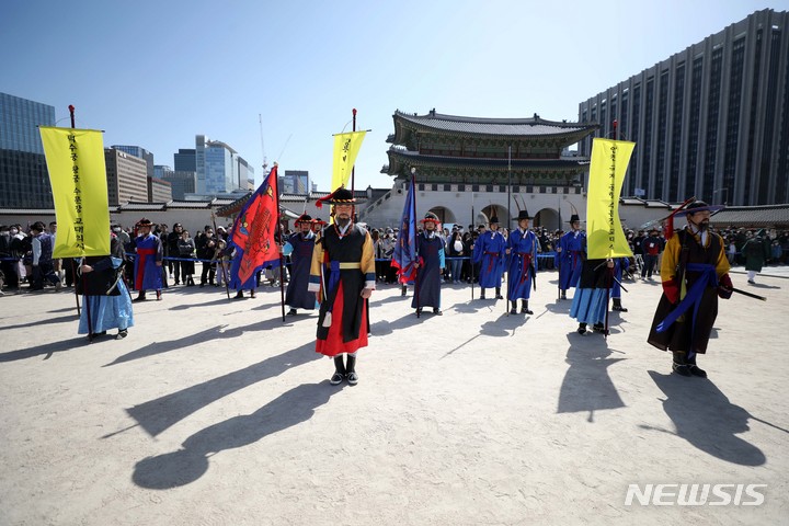 [서울=뉴시스] 김선웅 기자 = 26일 서울 종로구 경복궁 흥례문 일원에서 2023년 전국 수문장 임명의식 특별행사가 진행되고 있다. 2023.03.26. mangusta@newsis.com