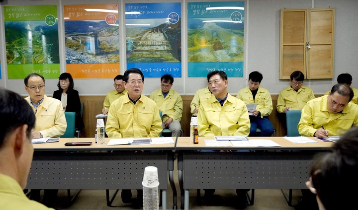 [장성=뉴시스] 이창우 기자=김영록 전남도지사(왼쪽 두 번째)가 26일 장성군 장성읍 장성댐을 방문, 농어촌공사 김재진 장성지사장으로부터 댐 운영 및 가뭄으로 인한 농업용수 공급상황 등을 청취하고 당부말씀을 하고 있다. (사진=전남도 제공) 2023.03.26. photo@newsis.com *재판매 및 DB 금지