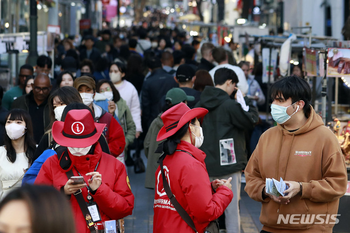 [서울=뉴시스] 최동준 기자 = 26일 서울 명동을 찾은 외국인이 관광 안내를 받고 있다. 2023.03.26. photocdj@newsis.com