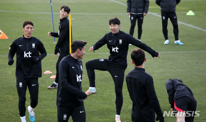 [파주=뉴시스] 김선웅 기자 = 축구대표팀 손흥민 등 선수들이 26일 경기 파주시 축구 국가대표 트레이닝센터(NFC)에서 훈련을 하고 있다. 대표팀은 28일 우루과이와의 평가전을 앞두고 있다. 2023.03.26. mangusta@newsis.com