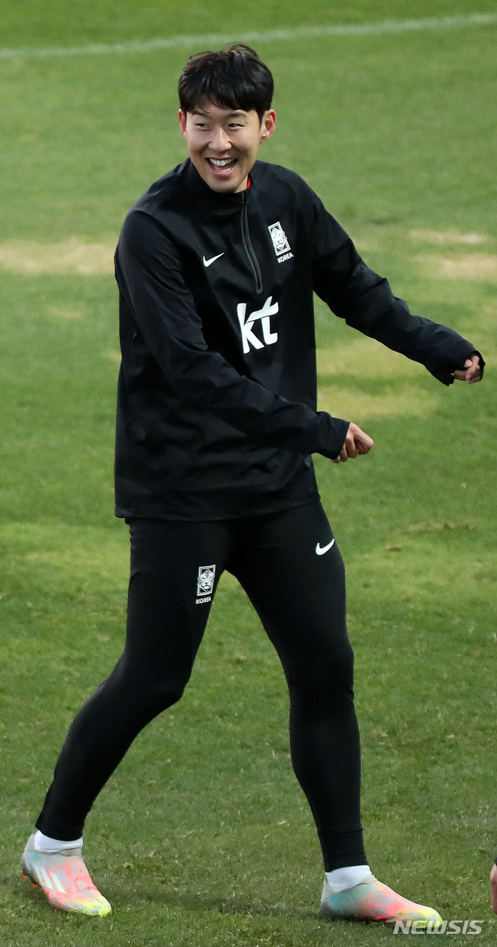 [파주=뉴시스] 김선웅 기자 = 축구대표팀 손흥민이 26일 경기 파주시 축구 국가대표 트레이닝센터(NFC)에서 훈련을 하고 있다. 대표팀은 28일 우루과이와의 평가전을 앞두고 있다. 2023.03.26. mangusta@newsis.com