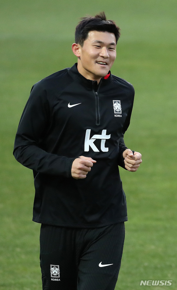 [파주=뉴시스] 김선웅 기자 = 축구대표팀 김민재가 26일 경기 파주시 축구 국가대표 트레이닝센터(NFC)에서 훈련을 하고 있다. 대표팀은 28일 우루과이와의 평가전을 앞두고 있다. 2023.03.26. mangusta@newsis.com