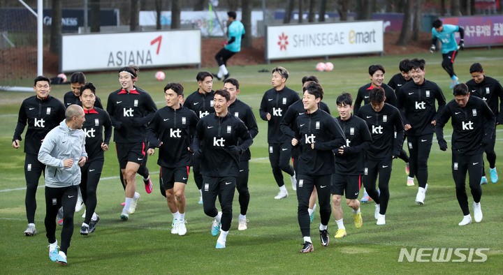 [파주=뉴시스] 김선웅 기자 = 축구대표팀이 26일 경기 파주시 축구 국가대표 트레이닝센터(NFC)에서 훈련을 하고 있다. 대표팀은 28일 우루과이와의 평가전을 앞두고 있다. 2023.03.26. mangusta@newsis.com