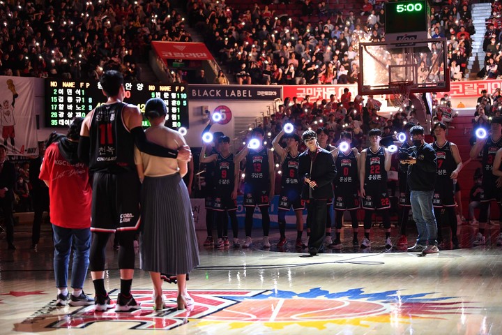 [서울=뉴시스] 조성봉 기자 = 안양 KGC 인삼공사 양희종과 가족들이 26일 오후 경기 안양시 동안구 안양실내체육관에서 '2022-2023 SKT 에이닷 프로농구' 안양 KGC 인삼공사와 원주 DB 프로미의 경기 중 열린 은퇴식에서 가수 강승운의 공연을 보고 있다. (사진=KBL제공)2023.03.26. photo@newsis.com *재판매 및 DB 금지