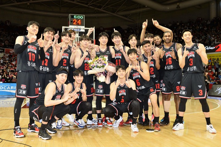 [서울=뉴시스] 조성봉 기자 = 안양 KGC 인삼공사 양희종이 26일 오후 경기 안양시 동안구 안양실내체육관에서 '2022-2023 SKT 에이닷 프로농구' 안양 KGC 인삼공사와 원주 DB 프로미의 경기 중 열린 은퇴식에서 선수들과 기념촬영을 하고있다. (사진=KBL제공)2023.03.26. photo@newsis.com *재판매 및 DB 금지