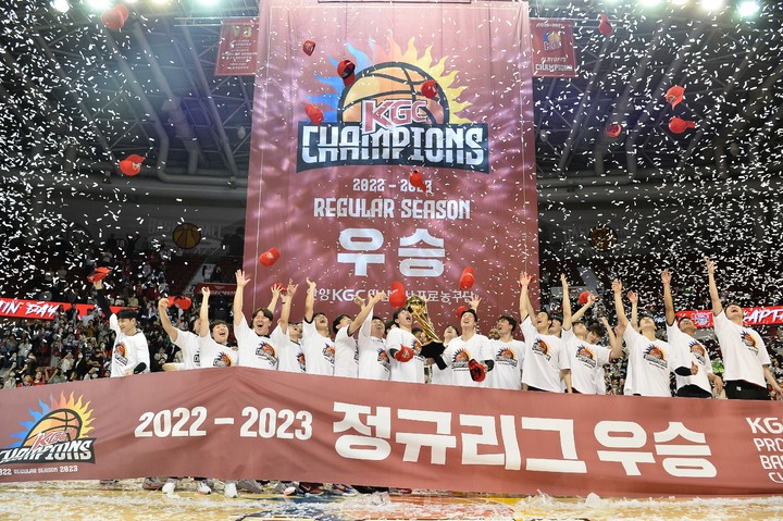 [서울=뉴시스] 조성봉 기자 = 프로농구 2022-2023 정규리그 우승을 확정한 안양 KGC 인삼공사가 26일 오후 경기 안양시 동안구 안양실내체육관에서 우승 세리머니를 하고 있다.(사진=KBL제공)2023.03.26. photo@newsis.com *재판매 및 DB 금지