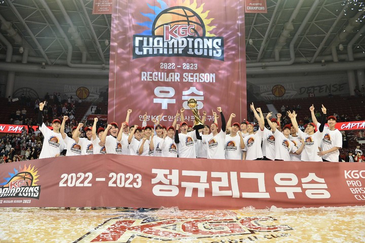 [서울=뉴시스] 조성봉 기자 = 프로농구 2022-2023 정규리그 우승을 확정한 안양 KGC 인삼공사가 26일 오후 경기 안양시 동안구 안양실내체육관에서 우승 세리머니를 하고 있다.(사진=KBL제공)2023.03.26. photo@newsis.com *재판매 및 DB 금지