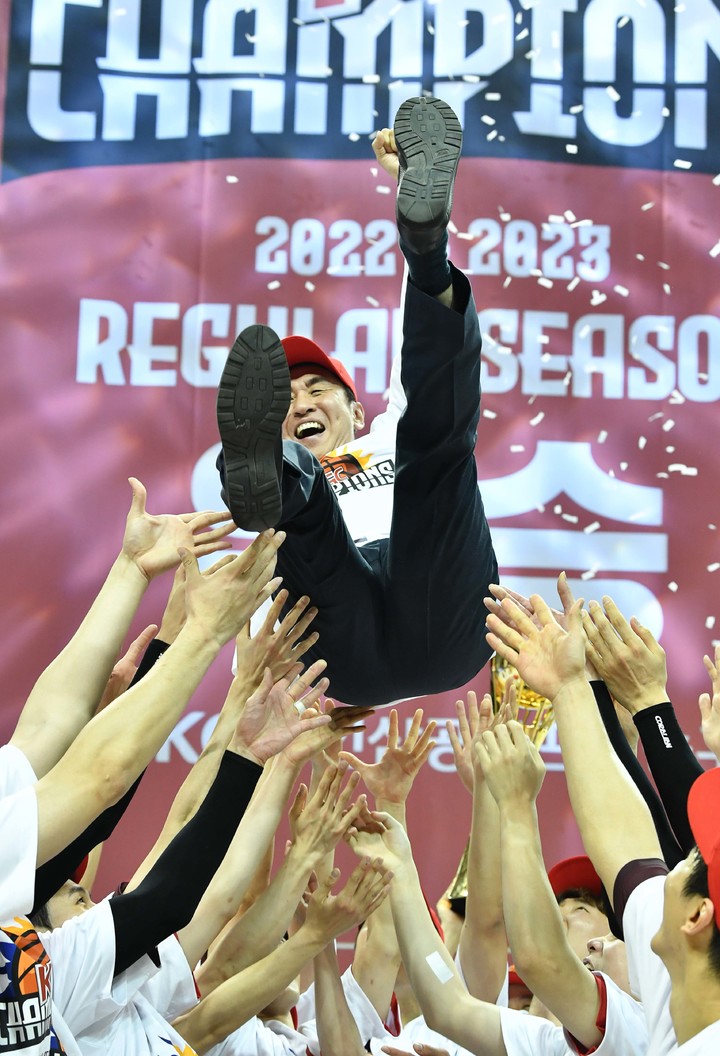 [서울=뉴시스] 조성봉 기자 = 프로농구 2022-2023 정규리그 우승을 확정한 안양 KGC 인삼공사가 26일 오후 경기 안양시 동안구 안양실내체육관에서 우승 세리머니를 하고 있다.(사진=KBL제공)2023.03.26. photo@newsis.com *재판매 및 DB 금지