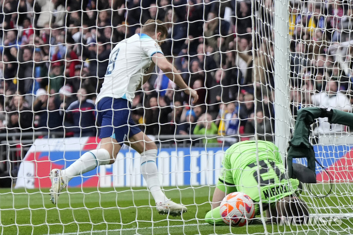 [런던=AP/뉴시스] 잉글랜드의 해리 케인이 27일(한국시간) 영국 런던 웸블리 스타디움에서 열린 우크라이나와 유로2024 예선 C조 홈경기에서 선제골을 넣고 있다. 2023.03.27.