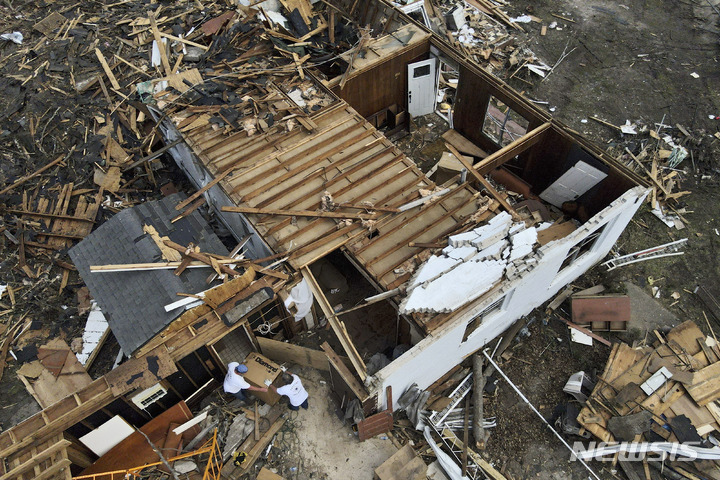 [롤링포크=AP/뉴시스] 26일(현지시간) 미 미시시피주 롤링 포크에 토네이도 여파로 주택이 파손돼 있다. 2023.03.27.