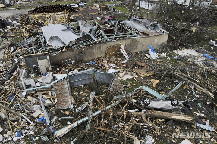[롤링포크=AP/뉴시스] 26일(현지시간) 미 미시시피주 롤링 포크에 토네이도 여파로 주택이 파손돼 있다. 2023.03.27.
