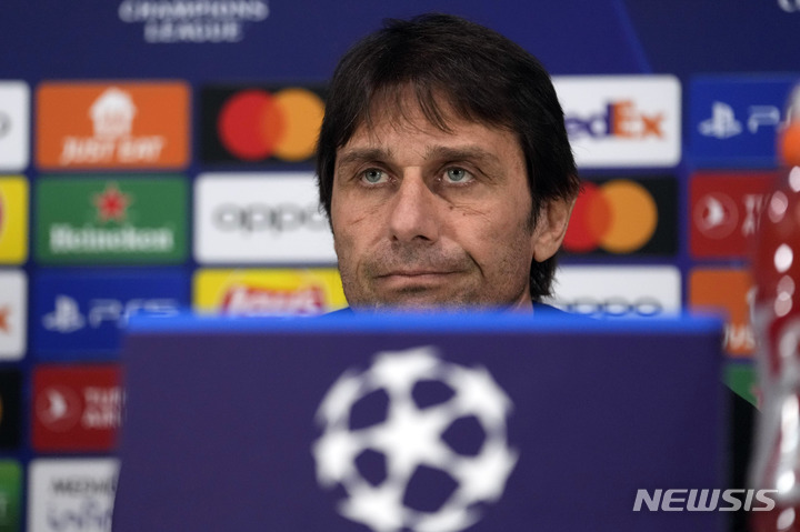 [밀라노=AP/뉴시스] 토트넘 홋스퍼의 안토니오 콘테 감독이 14일(한국시간) 이탈리아 밀라노 산시로 스타디움에서 AC 밀란과 2022~23 UEFA 챔피언스리그 16강 1차전을 앞두고 기자회견에서 취재진의 질문을 듣고 있다. 2023.02.14.