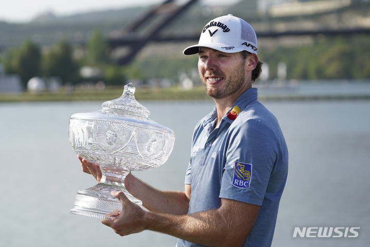 [오스틴=AP/뉴시스] 샘 번스(미국)가 26일(현지시간) 미 텍사스주 오스틴의 오스틴CC에서 열린 미국프로골프(PGA)투어 월드골프챔피언십(WGC) 델테크놀로지스 매치플레이 정상에 올라 트로피를 들고 기념 촬영을 하고 있다. 번스는 결승전에서 캐머런 영(미국)을 6홀 차로 물리치고 우승, 통산 5승째를 기록했다. 이 대회는 내년부터 열리지 않아 번스는 마지막 우승자가 됐다. 2023.03.27.