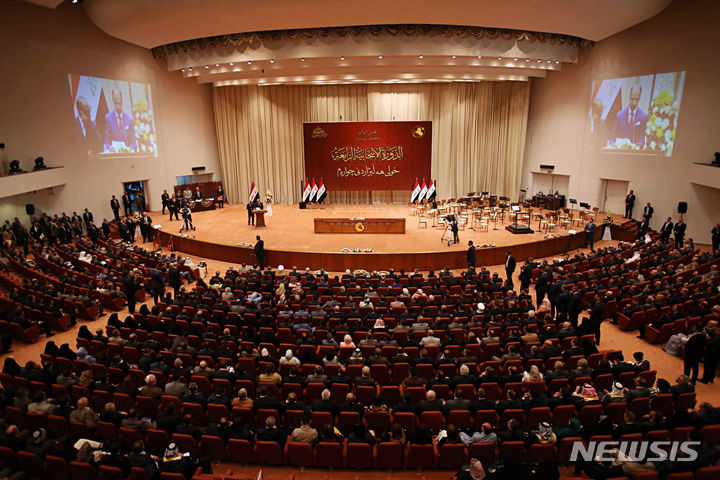 [바그다드=AP/뉴시스] 이라크 의회가 혼인 문제를 종교 당국이 결정할 수 있도록 하는 법안 심의 1차를 통과시켜 9살 소녀도 결혼하게 될 수 있단 논란이 일고 있다. 사진은 2018년 이라크 바그다드의 이라크 의회 내부 모습. 2024.08.11.