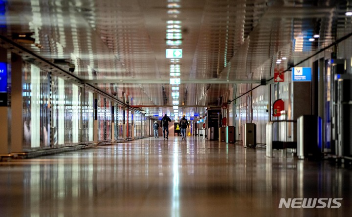 [프랑크푸르트(독일)=AP/뉴시스]독일 노조들이 수십년 만에 최대 규모의 하루 총파업에 돌입한 27일 프랑크푸르트 공항이 한산한 모습을 보이고 있다. 독일 노조가 27일 인플레이션을 잡기 위한 임금 인상을 요구하며 하루 대규모 파업을 선언함에 따라 독일 대부분의 지역에서 열차, 비행기, 대중교통 시스템이 전면 중단됐다. 2023.3.27