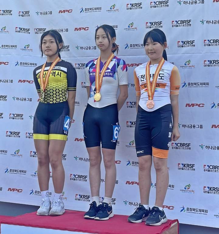 [뉴시스=세종]제43회 롤러스포츠연맹회장배 전국롤러스포츠 대회 시상식에서 세종시 대표 (가운데)박진솔 선수가 금메달을 목에 걸고 기념사진을 찍고있다.(사진=세종시 롤러스포츠연맹) *재판매 및 DB 금지