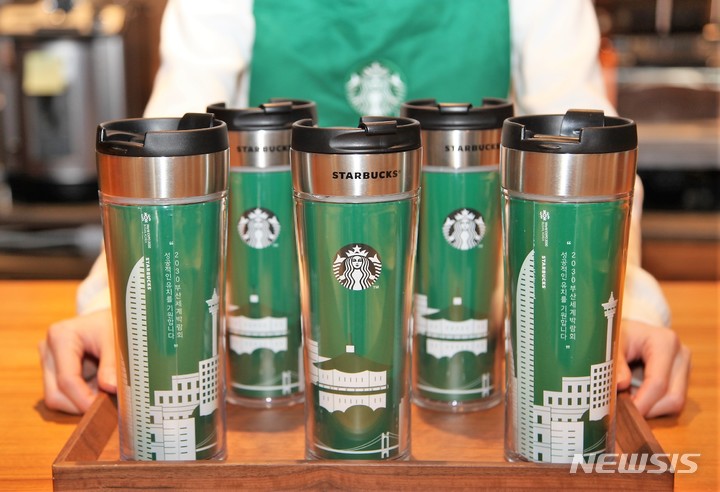[서울=뉴시스]스타벅스 코리아는 서울과 부산에서 2030 부산세계박람회 유치를 기원하는 행사에 동참한다.(사진=스타벅스 제공)