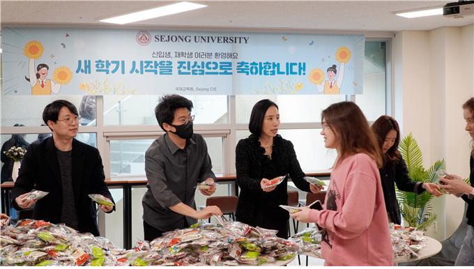 세종대 탁진영(왼쪽에서 세 번째) 국제교육원장과 직원들이 개강을 맞아 외국인 학생들에게 간식을 나눠주고 있다. 사진 세종대 *재판매 및 DB 금지