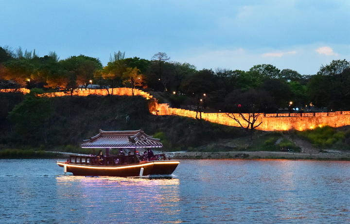 [진주=뉴시스]진주 남강 김시민호. *재판매 및 DB 금지