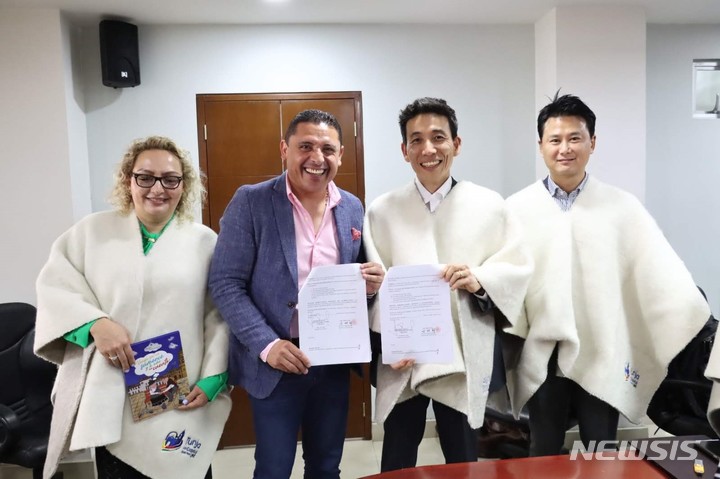 [서울=뉴시스] 지난 13일 허우건 비상교육 글로벌 컴퍼니 그룹장(오른쪽에서 두 번째)이 루이스 알레한드로 퓨네메 곤잘레스 퉁하 시장(왼쪽에서 두 번째)과 협약을 마친 후 기념사진을 촬영하고 있다. (사진=비상교육 제공) 2023.03.27. photo@newsis.com