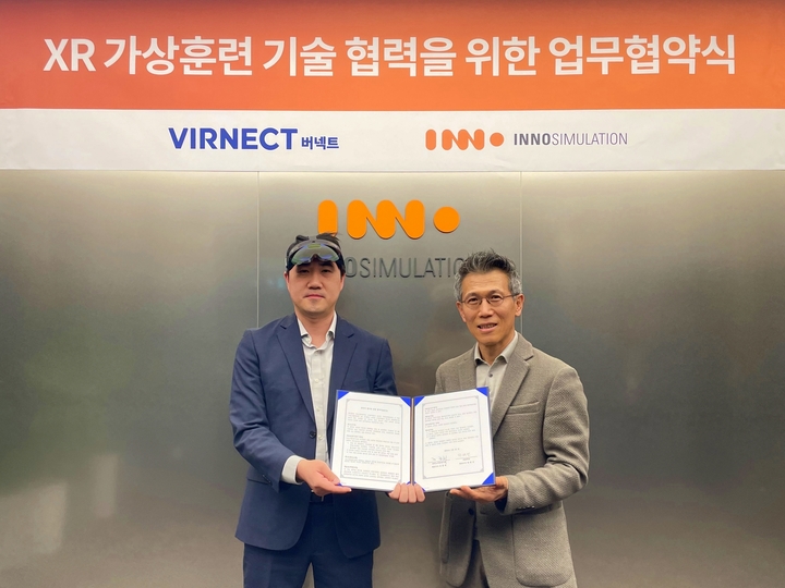 [서울=뉴시스]XR 스마트글라스 ‘마이크로소프트 홀로렌즈2’를 착용한 버넥트 하태진 대표와 이노시뮬레이션 조준희 대표. (사진=버넥트 제공) *재판매 및 DB 금지