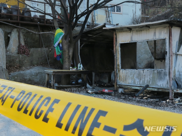 [인천=뉴시스] 김동영 기자 = 27일 오전 인천 강화군 동막리 마니산 인근 굿당에 폴리스라인이 설치돼 있다. 전날 오후 2시44분 인천 강화군 동막리 마니산 초입에 있는 주택(목조구조물)에서 불이 났다는 신고가 접수됐다. 이 건물은 무속인이 굿을 하는 굿당의 창고로 이용됐던 것으로 확인됐다. 당일 굿당에서 무속의식은 치러지지 않은 것으로 파악됐다. 2023.03.27. dy0121@newsis.com