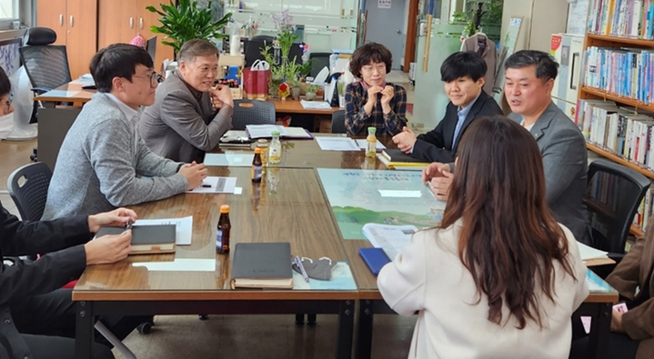 [수원=뉴시스] 마을지원관이 서둔동에서 컨설팅을 하고 있다. (사진=수원시 제공) 2023.03.27. photo@newsis.com *재판매 및 DB 금지