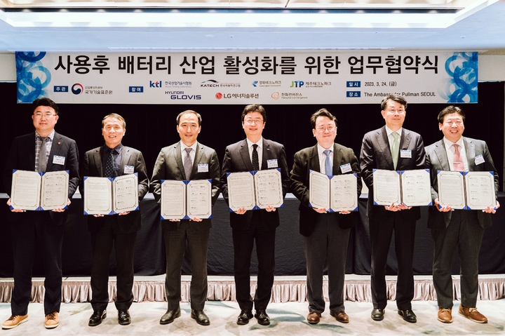 [제주=뉴시스] 지난 24일 앰배서더 서울풀만호텔에서 열린 '사용후 배터리 산업 활성화를 위한 업무협약식' 참석자들이 기념 촬영을 하고 있다. (사진=제주테크노파크 제공) 2023.03.27. photo@newsis.com *재판매 및 DB 금지