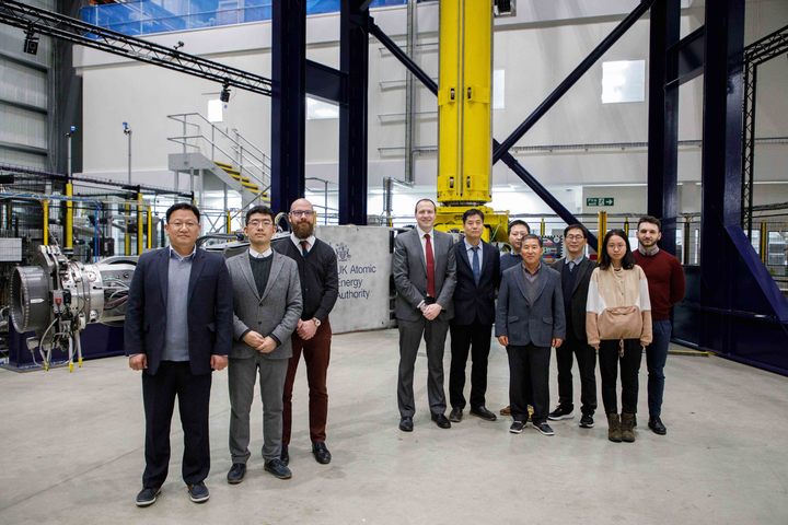 [대전=뉴시스] 극한 환경에서 견딜 수 있는 로봇시스템 개발을 논의하는 핵융합연구원 연구진과 UKAEA 관계자들.(사진=핵융합연구원 제공) *재판매 및 DB 금지